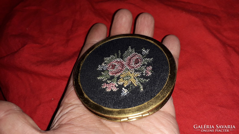 Antique copper - mirrored round powder box decorated with needle tapestry, diameter 7 cm, as shown in the pictures