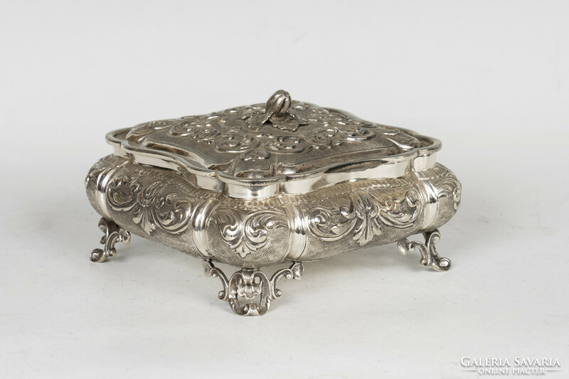 Silver large box with tendril decor