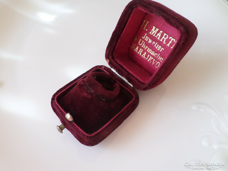 Old vintage jewelry box velvet box ring holder