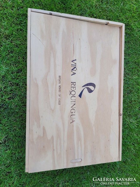 Large wooden wine box, for 6 wines, with burnt inscriptions.
