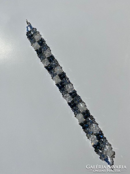 Elegáns fűzött karkötő többszínű Ausztria csiszolt kristály üveg gyöngyökből.