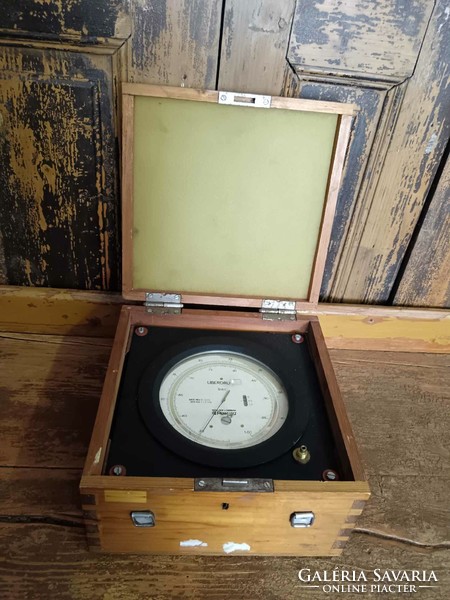 Pressure gauge, mid-20th century school display or laboratory device, in original box