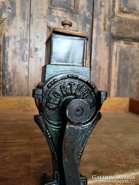 Nut grinder, early 20th century cast iron beautiful art nouveau style working nut grinder, nice patina