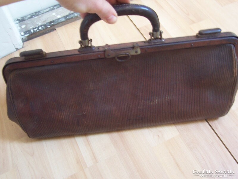 Antique doctor's bag in mint condition