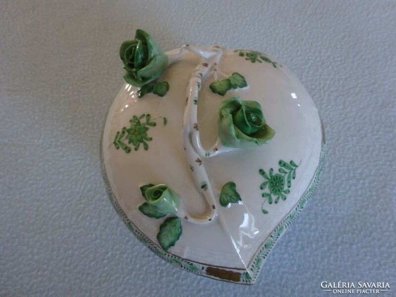 The heart-shaped bonbonier with green appony pattern from Herend is flawless