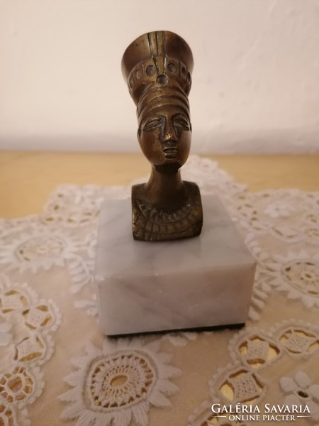 Solid, copper nofrette head, on a marble base