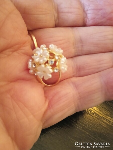Earrings made of white small flowers