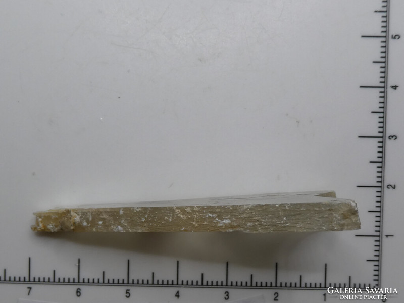 Természetes Gipsz ásvány darab, nyílhegy formájú ikerkristályokkal. Gyűjteményi példány. 9 gramm