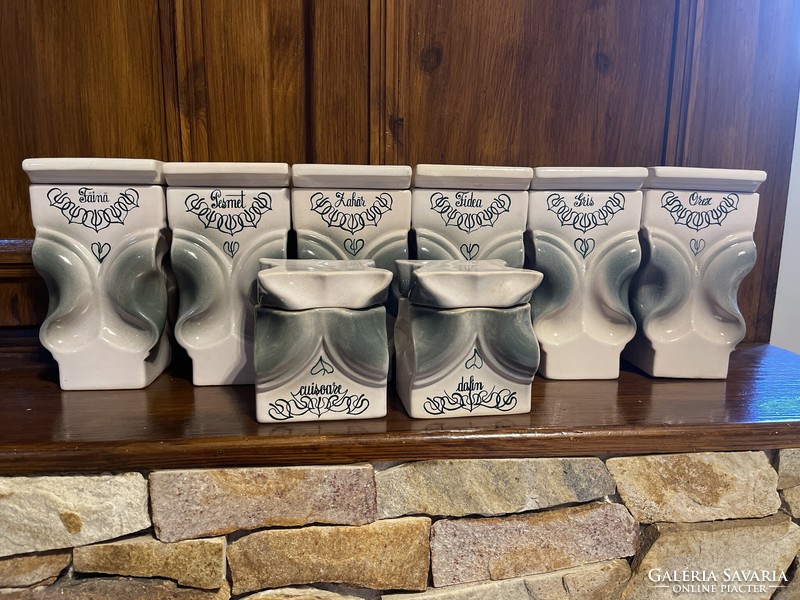 Beautiful 8-piece earthenware spice holder with a special shape.