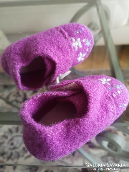 Living kitzbühel size 18 pink wool, felt carriage shoes with dragonfly