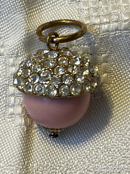 A beautiful pendant with zuszu stones.