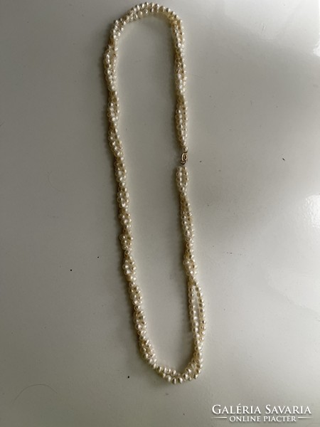 True true pearl long 52.5 Cm double row, 14 kr. With gold clasp