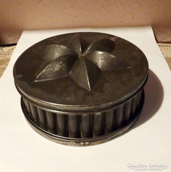 Mold for making cookies, ice cream, /parfait/. A real antique! For collectors