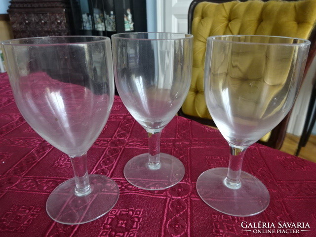 Three stemmed wine glasses, height 12.5 cm. He has!