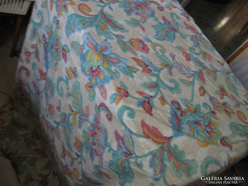 Floral bedspread, sheet