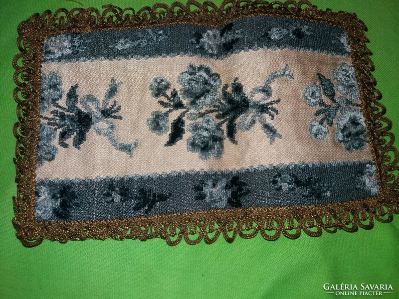 Antik óarany szegélyes selyem selyemgobelinnel díszített kis terítő 26 x 16 cm a képek szerint