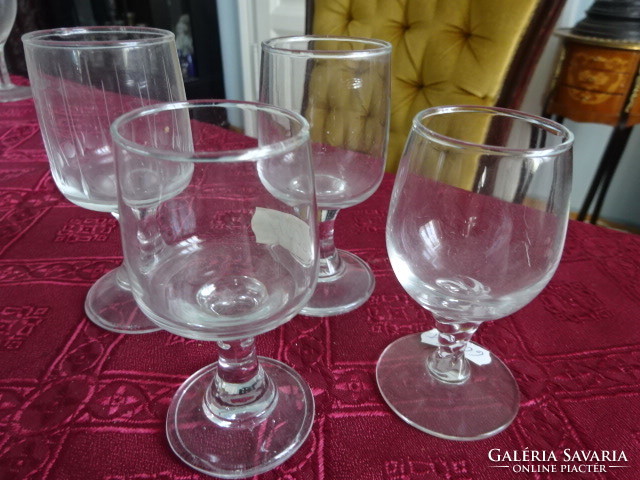 Footed liqueur glass, four pieces, all different. He has!