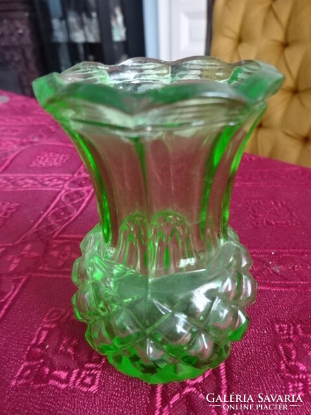 Green mini vase, height 7.7 cm. He has!