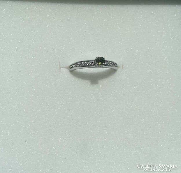 14K (585) white gold ring with diamonds and green peridot stones