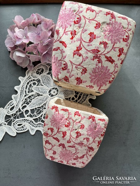 Vidéki stílusú, antikolt krém alapon bordó és pink virágos kerámia kaspó/virágcserép szett