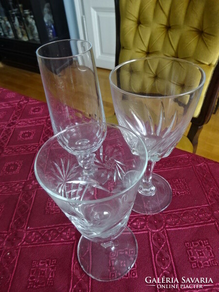 Three stemmed wine glasses, height 13.5 - 17 cm. He has!