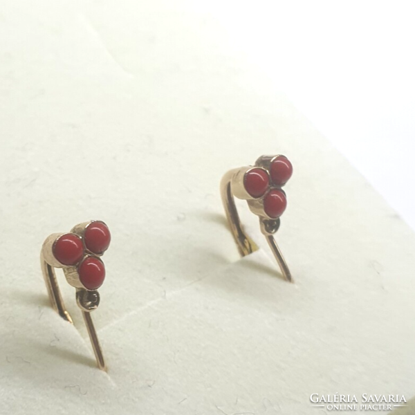 Children's earrings with red stones