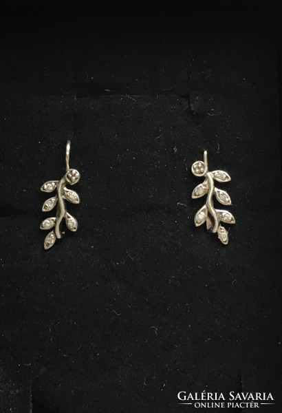 Special antique leaf pattern silver earrings with small stones