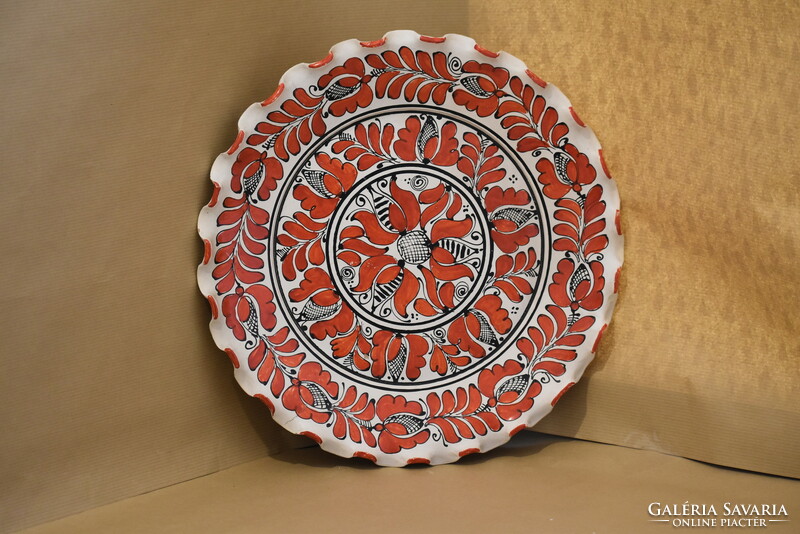 Korondi, piros-fekete mintás, hullámos szegélyű tányér - 34,5 cm átmérőjű