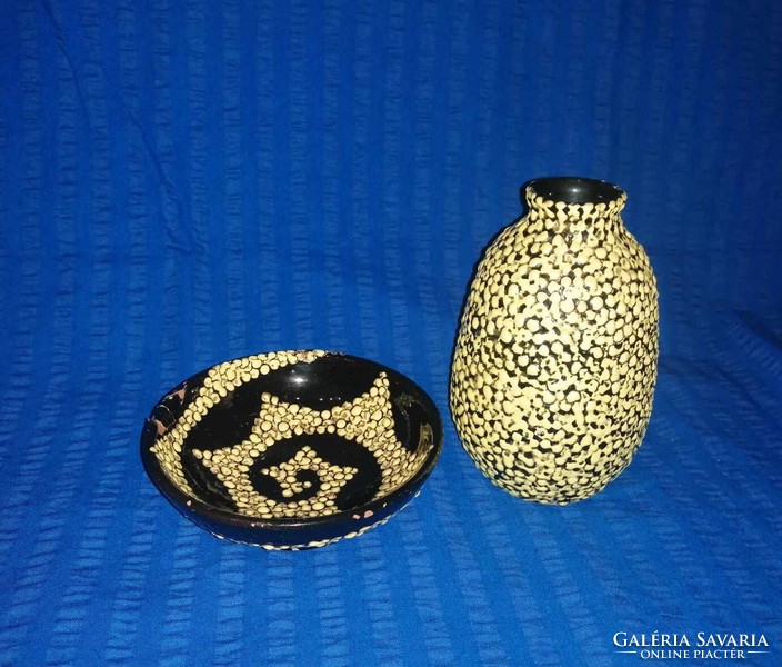 Gorka jellegű iparművész kerámia váza kistállal (A16)