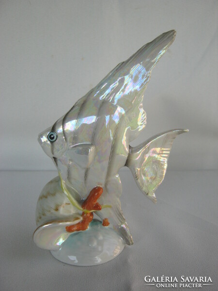 Kőbányai porcelán hal csigával vitorláshal