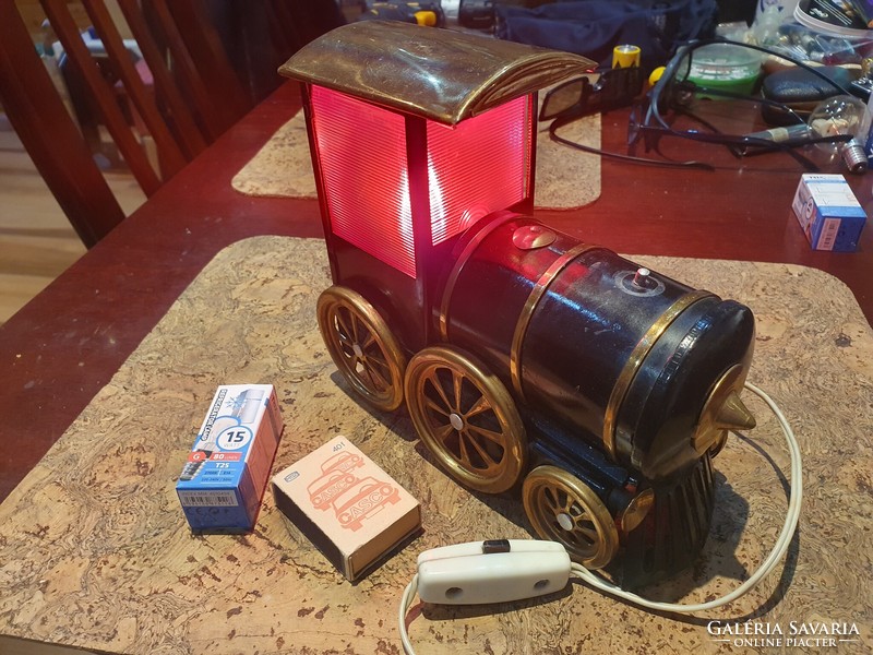 Retro fém mozdony asztali lámpa szocreál kádár