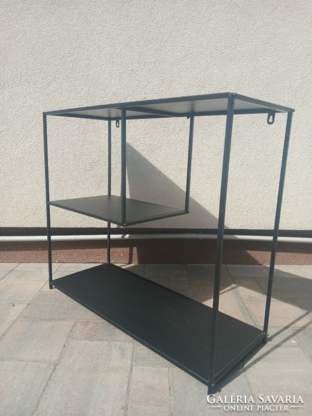 Fekete fém modern design fali polc. Alkudható.