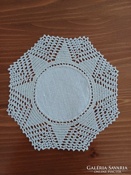 Octagonal spreader with crochet border