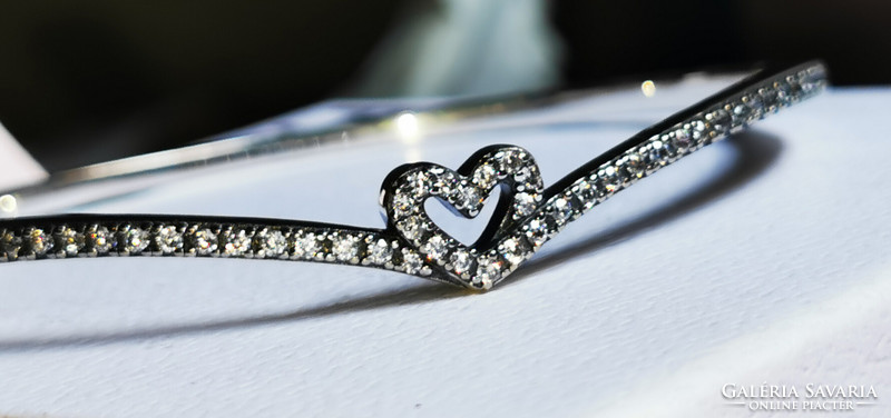 Pandora bracelet with heart decoration