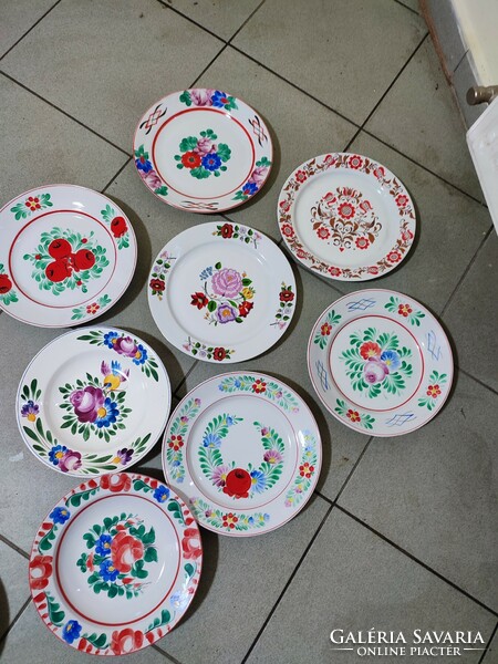 Porcelán tányérok, van köztük Alföldi és Hollóházi jelzett is