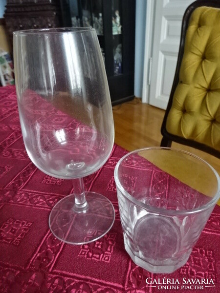 Two wine glasses, not identical, the height of the stem is 15.5 cm. He has!