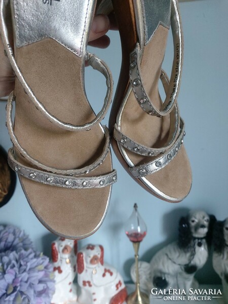 7 1/2 M 37.5 comfortable, soft michael kors gold colored leather sandals 1 crystal fell out (have,