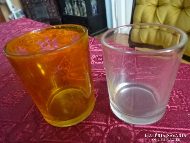 Two glass glasses, one yellow and with a flower pattern. He has!