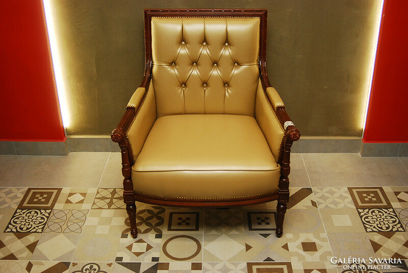 Classic style armchair