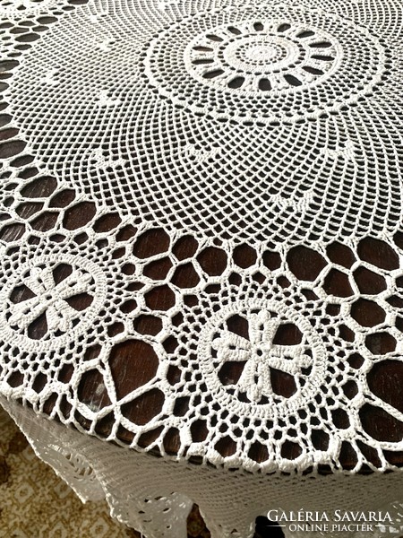 Beautiful crocheted tablecloth 180 cm
