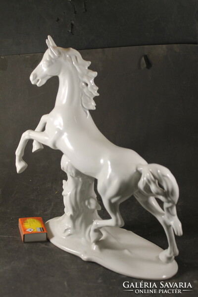Porcelán nagyméretű ló 183