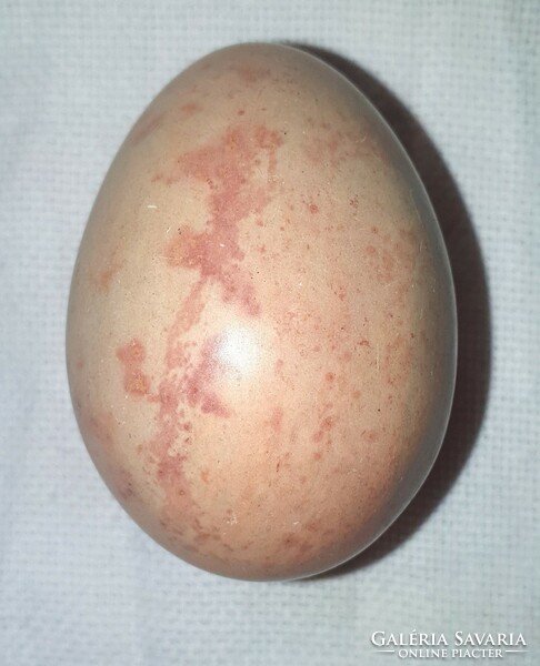 Bézs színű kő tojás