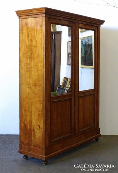 1R241 Antik tükrös kétajtós cseresznyefa ruhásszekrény 198 x 154 cm
