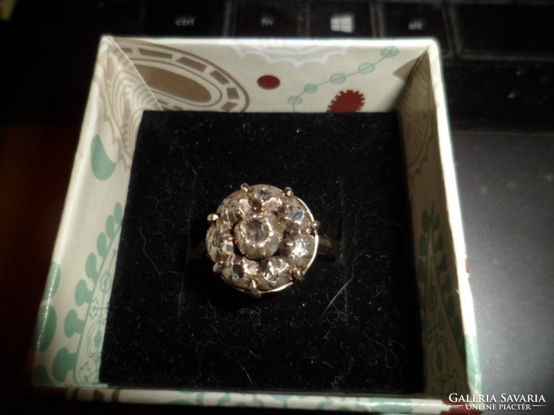 Antique white gold ring/ daisy