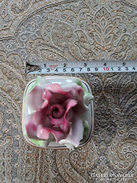 Rózsás bonbonier vitrinállapot