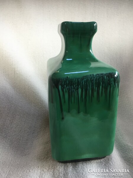 Kerezsi Gyöngyi csodás szögletes kerámia vázája zöld színben, jelzett, hibátlan (76)