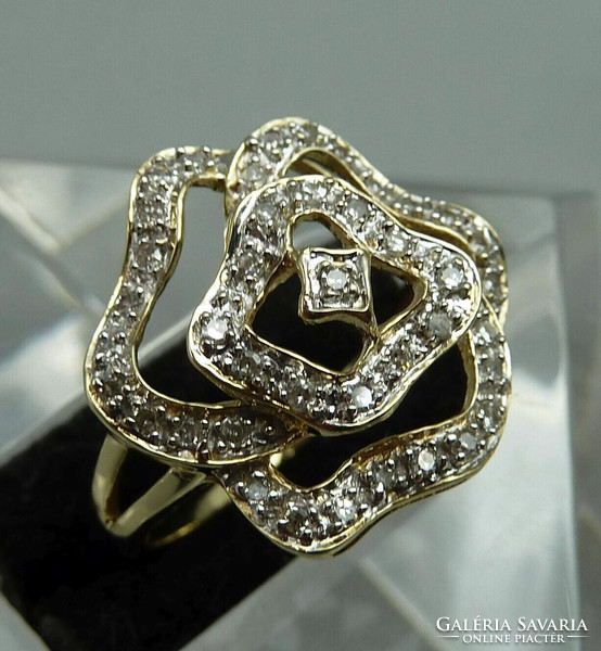Rózsa formájú rengeteg gyémánttal 14 kr.arany gyűrű