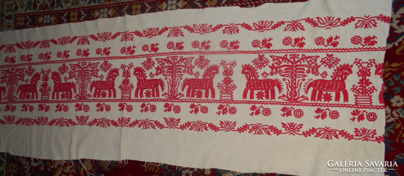 Table cloth embroidered on homemade linen, wall protector - beautiful handwork, not faded, worn. 175 Cm x54 c