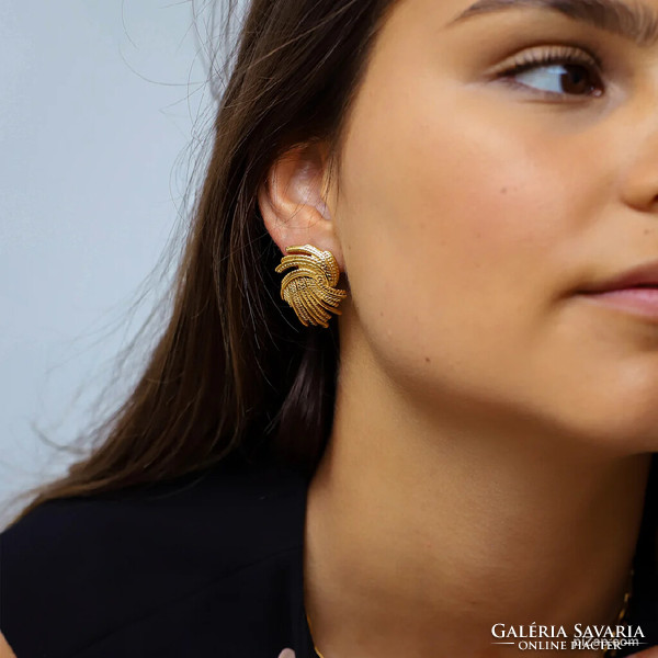 A pair of vintage-style, luxury earrings for women, which are also recommended for everyday wear