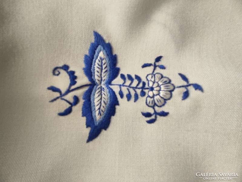 Embroidered meissen pattern textile napkin set
